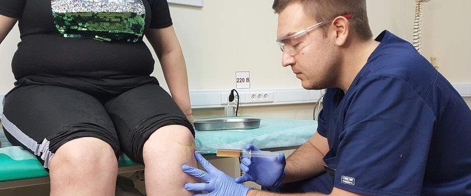 Mediku ortopediko batek artikulazio barneko injekzio bat egiten du belauneko artikulazioan artrosiagatik