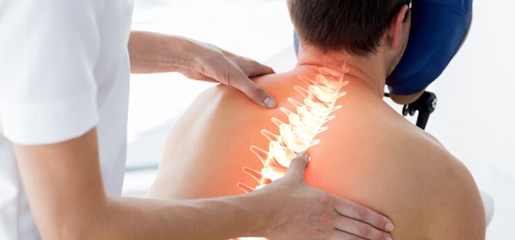 Osteokondrosia duen gaixo bat mediku batek aztertzen ari da
